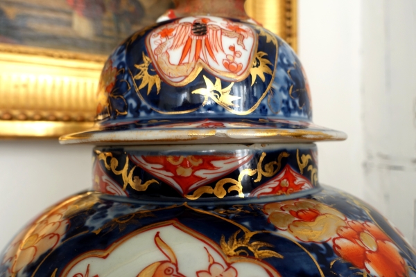 Paire de potiches en porcelaine de Chine à décor Imari, fin XIXe siècle - 40cm