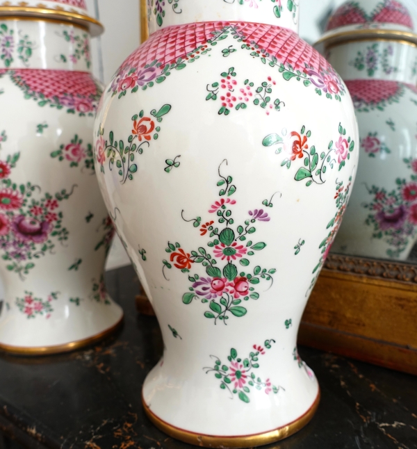 Paire de potiches en porcelaine dans le goût de la Chine - famille rose - Manufacture Samson