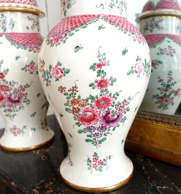 Paire de potiches en porcelaine dans le goût de la Chine - famille rose - Manufacture Samson