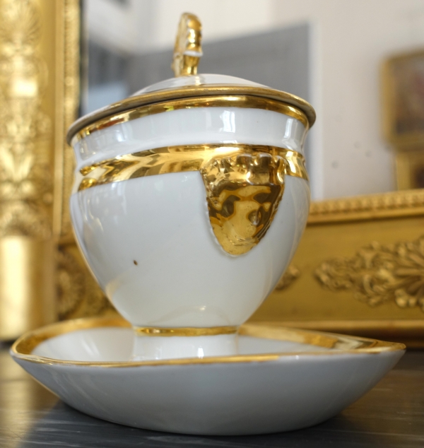 Pair of Empire Paris porcelain sauce boats, early 19th century circa 1810 - 1820