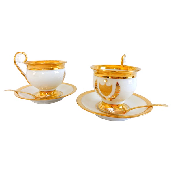 Paire de grandes tasses à petit-déjeuner / à chocolat en porcelaine de Paris dorée, époque Empire