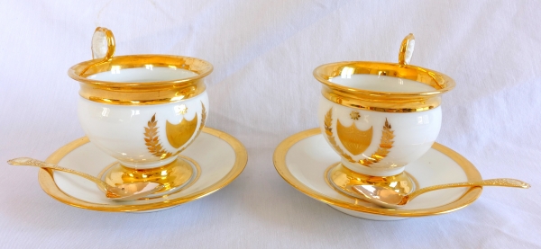 Paire de grandes tasses à petit-déjeuner / à chocolat en porcelaine de Paris dorée, époque Empire
