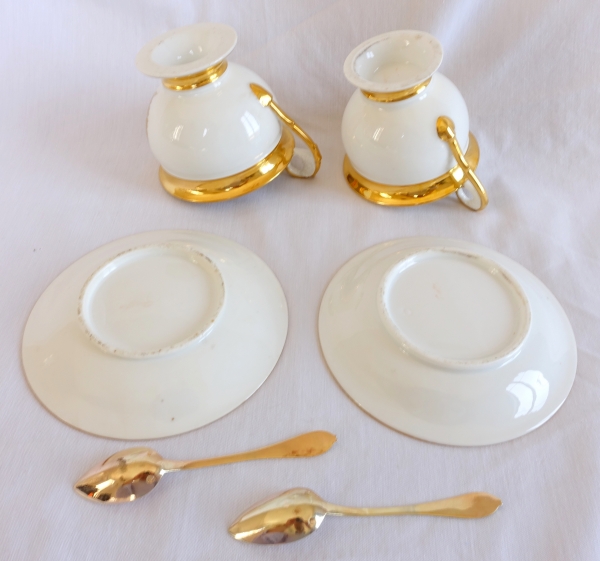 Paire de grandes tasses à petit-déjeuner / à chocolat en porcelaine de Paris dorée, époque Empire