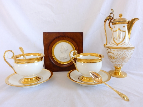 Pair of large chocolate / breakfast cups, Paris porcelain enhanced with gold, Empire Period