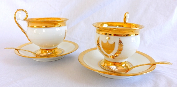 Paire de grandes tasses à petit-déjeuner / à chocolat en porcelaine de Paris dorée, époque Empire