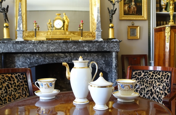 Paire de tasses à déjeuner en porcelaine de Paris, époque Restauration début XIXe siècle
