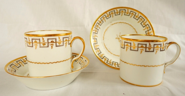 Porcelaine de Locré : paire de grande tasses litrons à petit-déjeuner / à chocolat - XVIIIe siècle - signées