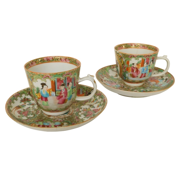 Paire de tasses et leur soucoupe en porcelaine de Canton - Chine, XIXe siècle