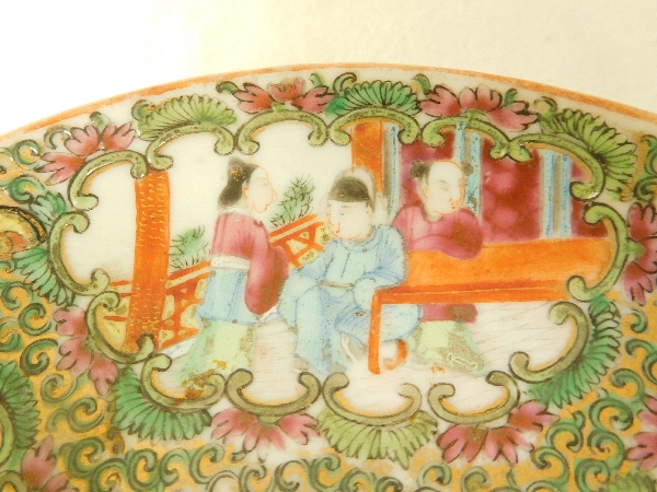 Paire de tasses et leur soucoupe en porcelaine de Canton - Chine, XIXe siècle