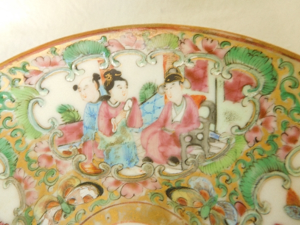 Paire de tasses et leur soucoupe en porcelaine de Canton - Chine, XIXe siècle