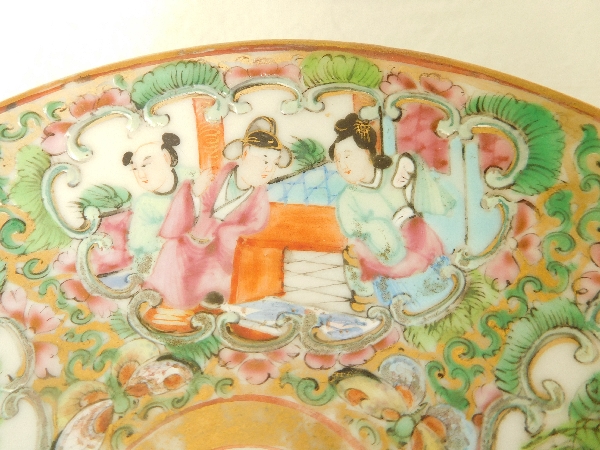 Paire de tasses et leur soucoupe en porcelaine de Canton - Chine, XIXe siècle