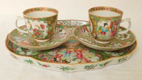 Paire de tasses et leur soucoupe en porcelaine de Canton - Chine, XIXe siècle