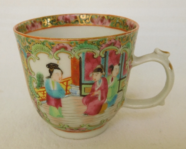 Paire de tasses et leur soucoupe en porcelaine de Canton - Chine, XIXe siècle