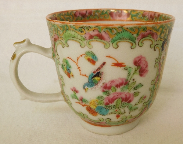 Paire de tasses et leur soucoupe en porcelaine de Canton - Chine, XIXe siècle