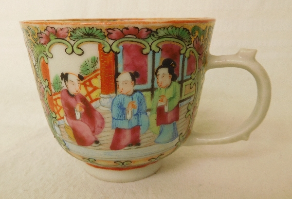 Paire de tasses et leur soucoupe en porcelaine de Canton - Chine, XIXe siècle