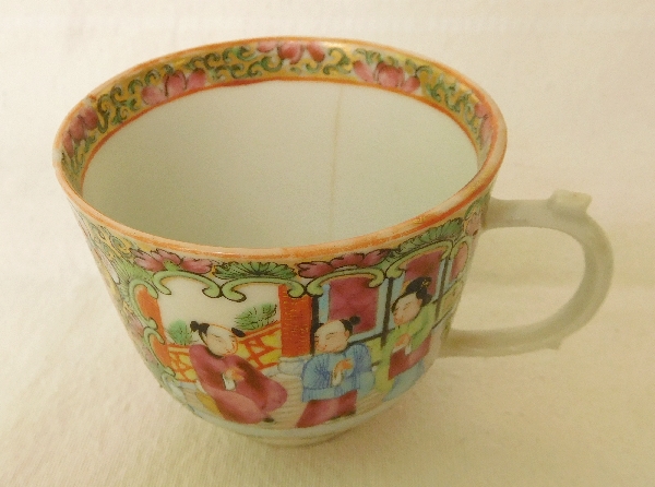 Paire de tasses et leur soucoupe en porcelaine de Canton - Chine, XIXe siècle