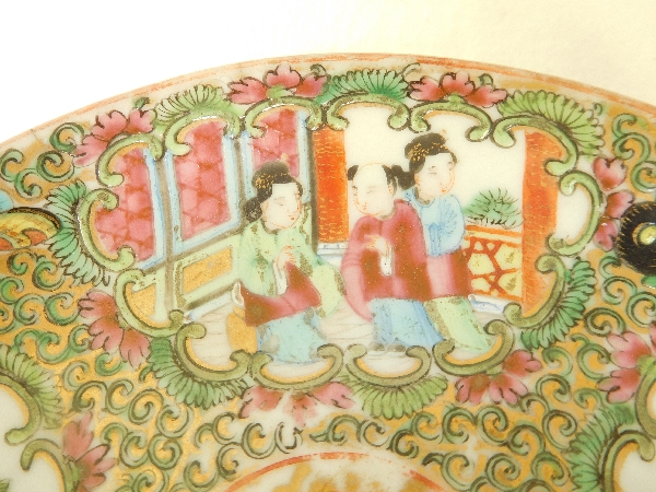 Paire de tasses et leur soucoupe en porcelaine de Canton - Chine, XIXe siècle