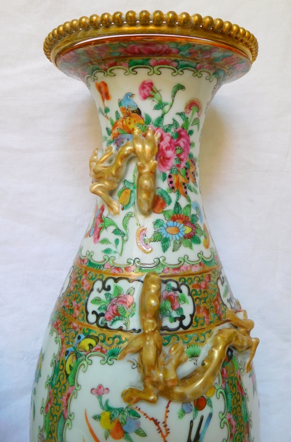 Paire de grands vases / potiches en porcelaine de Canton, monture en bronze doré, fin XIXe siècle