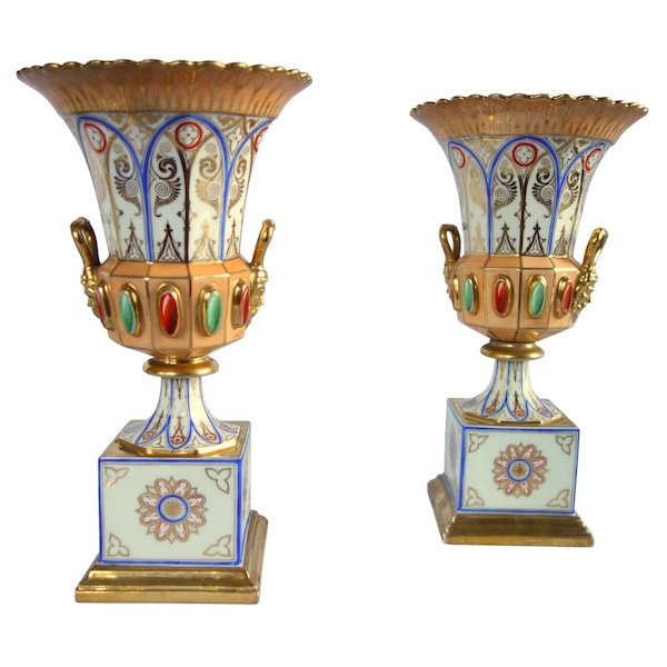Paire de vases Charles X Néo-Renaissance en porcelaine de Paris - riche décor polychrome et or