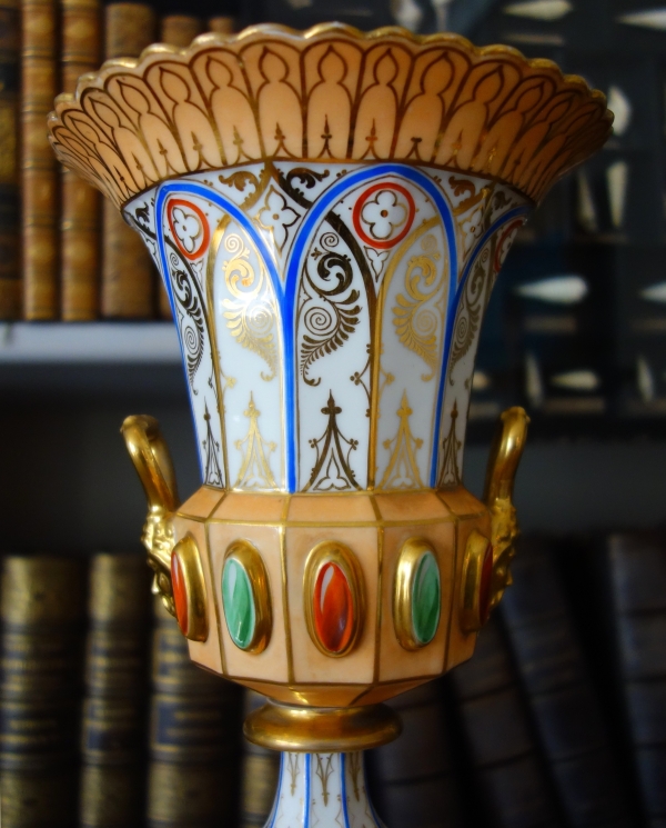 Paire de vases Charles X Néo-Renaissance en porcelaine de Paris - riche décor polychrome et or