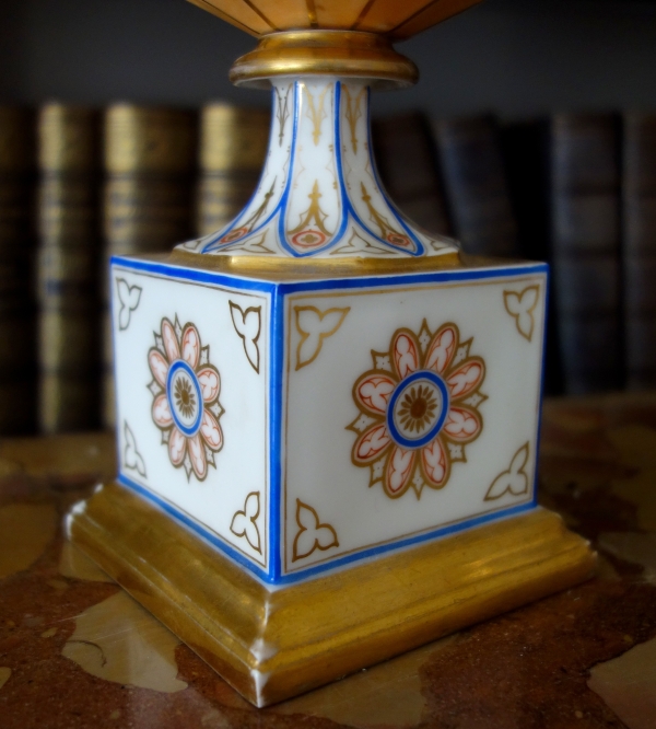 Paire de vases Charles X Néo-Renaissance en porcelaine de Paris - riche décor polychrome et or