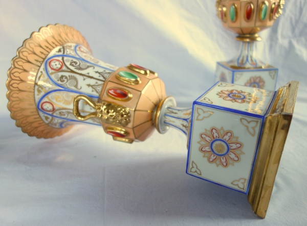 Paire de vases Charles X Néo-Renaissance en porcelaine de Paris - riche décor polychrome et or