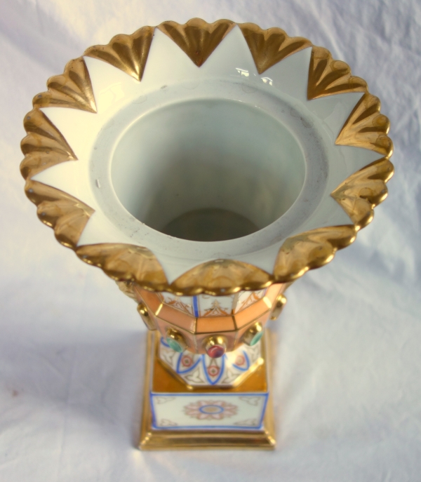 Paire de vases Charles X Néo-Renaissance en porcelaine de Paris - riche décor polychrome et or