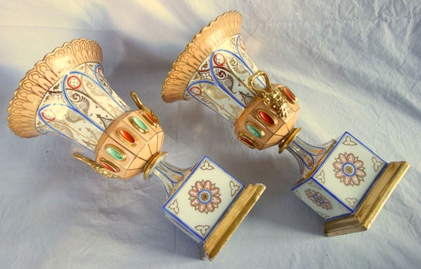 Paire de vases Charles X Néo-Renaissance en porcelaine de Paris - riche décor polychrome et or
