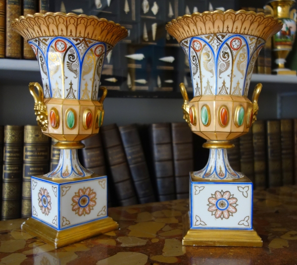 Paire de vases Charles X Néo-Renaissance en porcelaine de Paris - riche décor polychrome et or