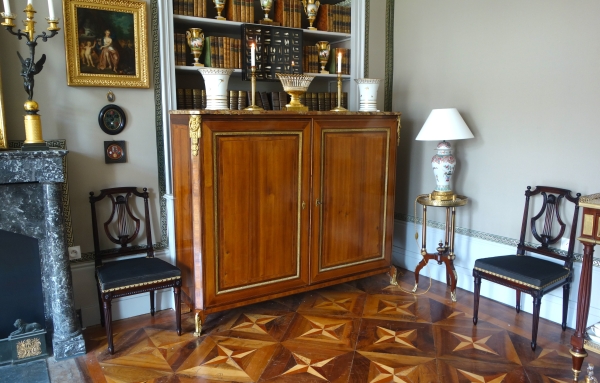 Pair of Empire Paris porcelain trumpet-shaped vases / planters, early 19th century