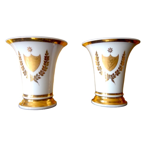 Paire de vases cornet en porcelaine de Paris blanche et dorée - époque Empire Restauration