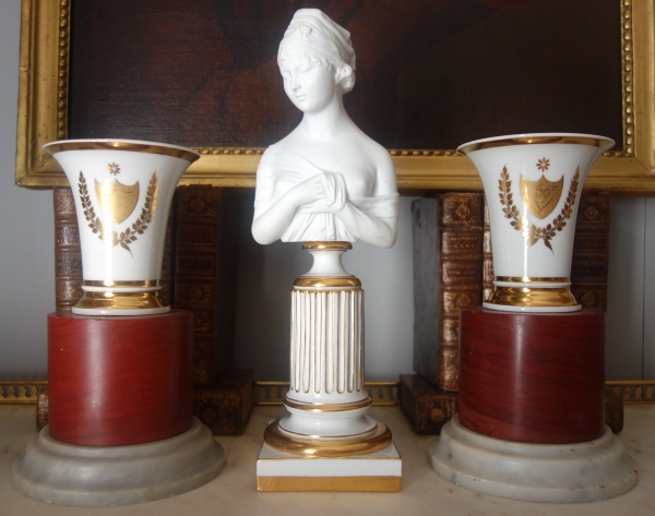 Paire de vases cornet en porcelaine de Paris blanche et dorée - époque Empire Restauration
