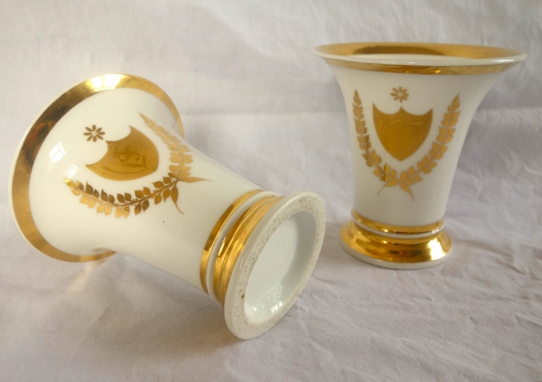 Paire de vases cornet en porcelaine de Paris blanche et dorée - époque Empire Restauration