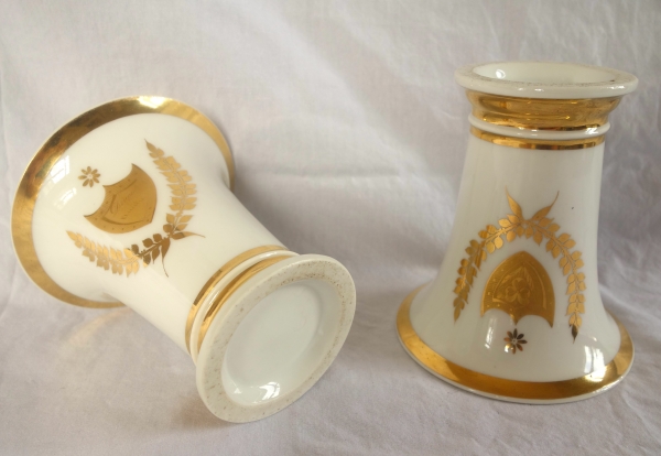 Paire de vases cornet en porcelaine de Paris blanche et dorée - époque Empire Restauration