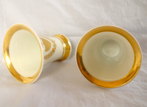 Paire de vases cornet en porcelaine de Paris blanche et dorée - époque Empire Restauration