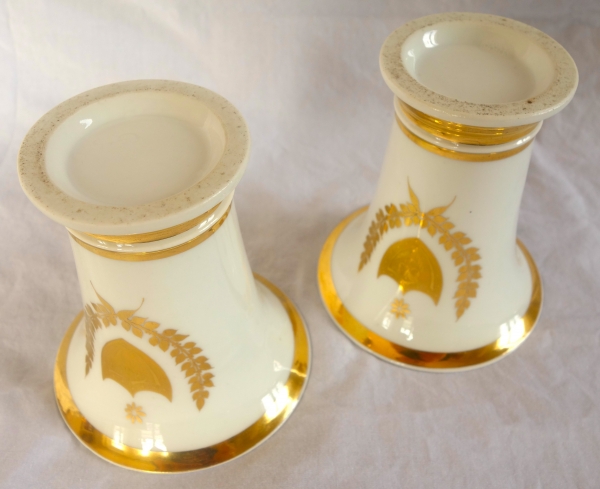 Paire de vases cornet en porcelaine de Paris blanche et dorée - époque Empire Restauration