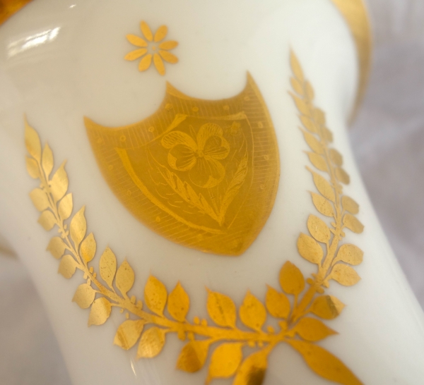 Paire de vases cornet en porcelaine de Paris blanche et dorée - époque Empire Restauration