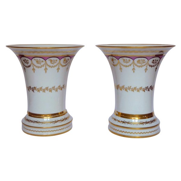 Paire de vases cornet ou cache-pots en porcelaine de Paris dorée à l'or fin, époque Empire