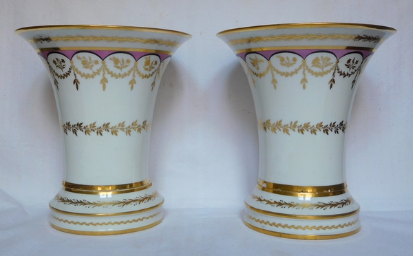 Paire de vases cornet ou cache-pots en porcelaine de Paris dorée à l'or fin, époque Empire