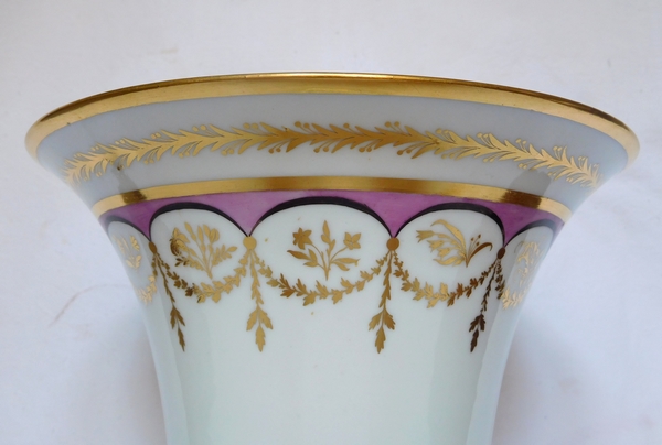 Paire de vases cornet ou cache-pots en porcelaine de Paris dorée à l'or fin, époque Empire