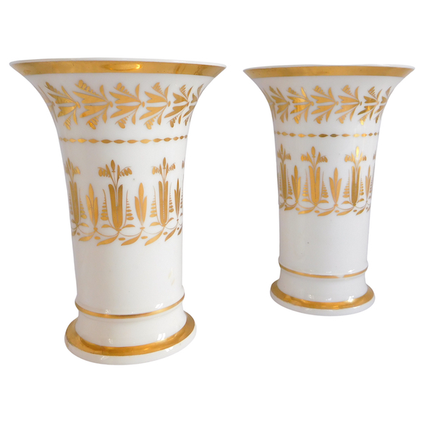 Paire de vases cornet en porcelaine de Paris blanche et dorée - époque Empire