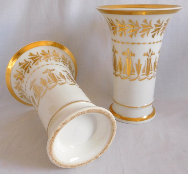 Paire de vases cornet en porcelaine de Paris blanche et dorée - époque Empire