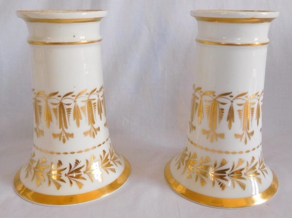 Paire de vases cornet en porcelaine de Paris blanche et dorée - époque Empire