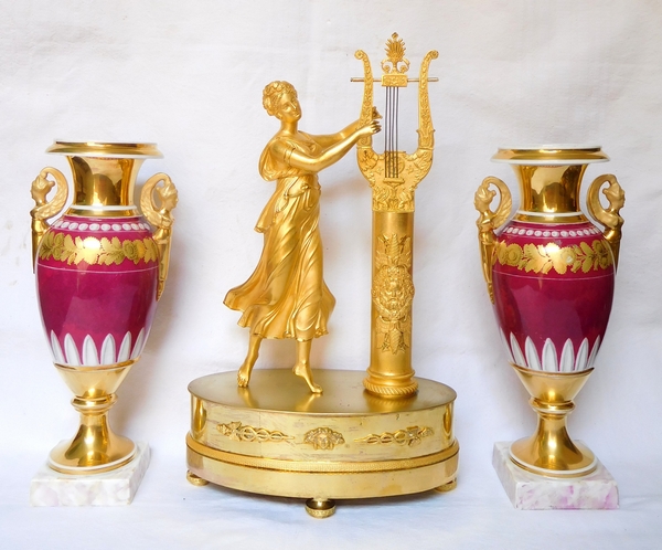 Paire de vases d'époque Empire en porcelaine de Paris de couleur pourpre, décor à l'or - 28cm