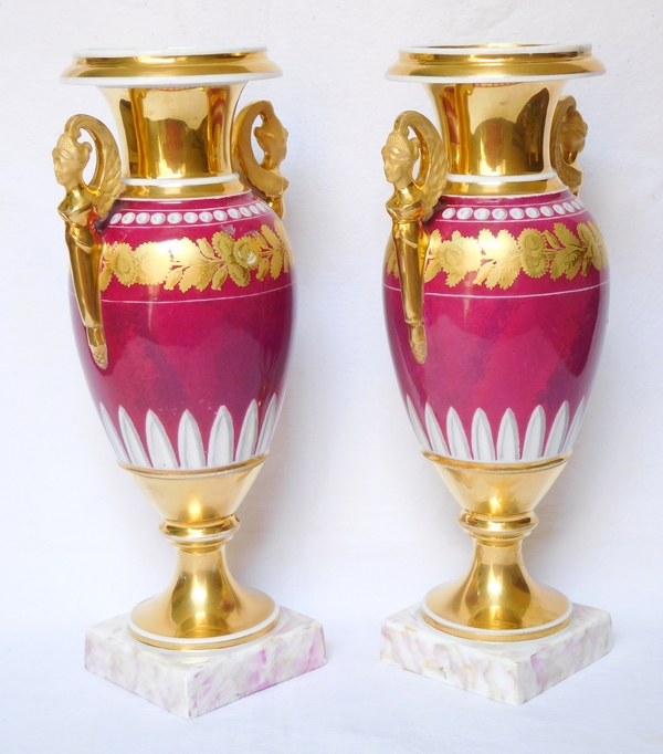 Paire de vases d'époque Empire en porcelaine de Paris de couleur pourpre, décor à l'or - 28cm