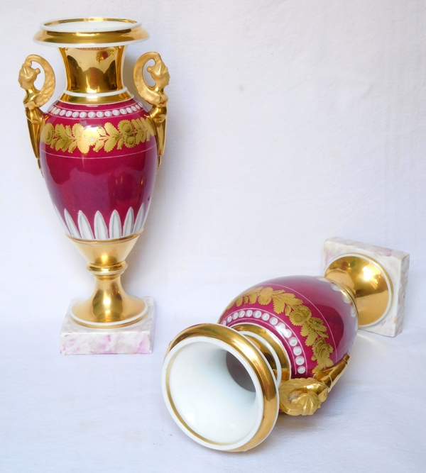 Paire de vases d'époque Empire en porcelaine de Paris de couleur pourpre, décor à l'or - 28cm