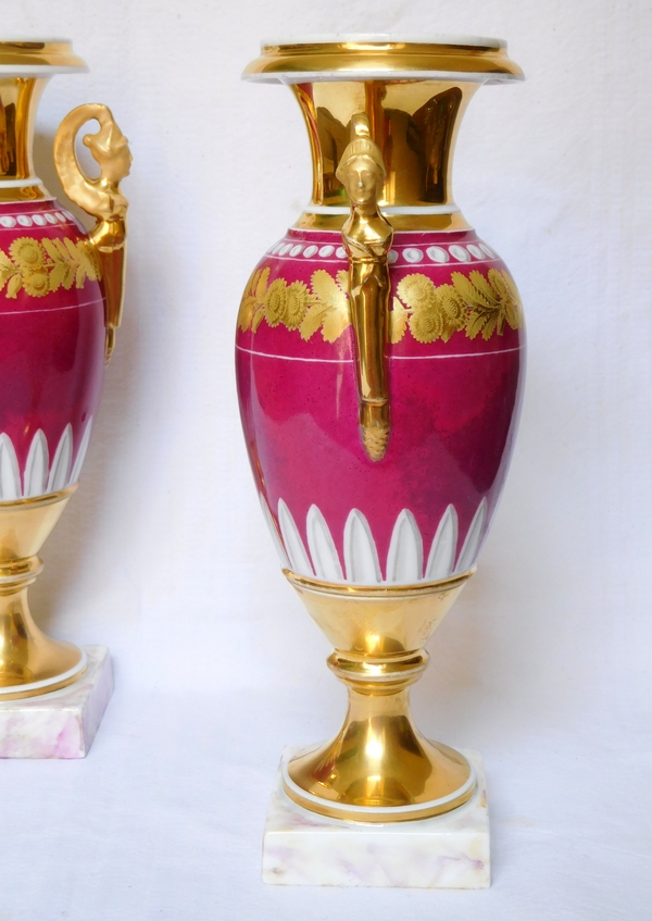 Paire de vases d'époque Empire en porcelaine de Paris de couleur pourpre, décor à l'or - 28cm