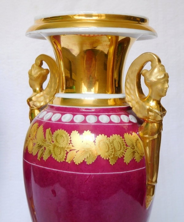 Paire de vases d'époque Empire en porcelaine de Paris de couleur pourpre, décor à l'or - 28cm