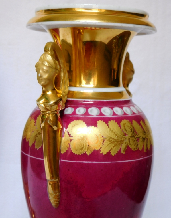 Paire de vases d'époque Empire en porcelaine de Paris de couleur pourpre, décor à l'or - 28cm