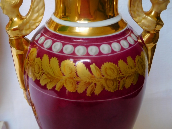 Paire de vases d'époque Empire en porcelaine de Paris de couleur pourpre, décor à l'or - 28cm